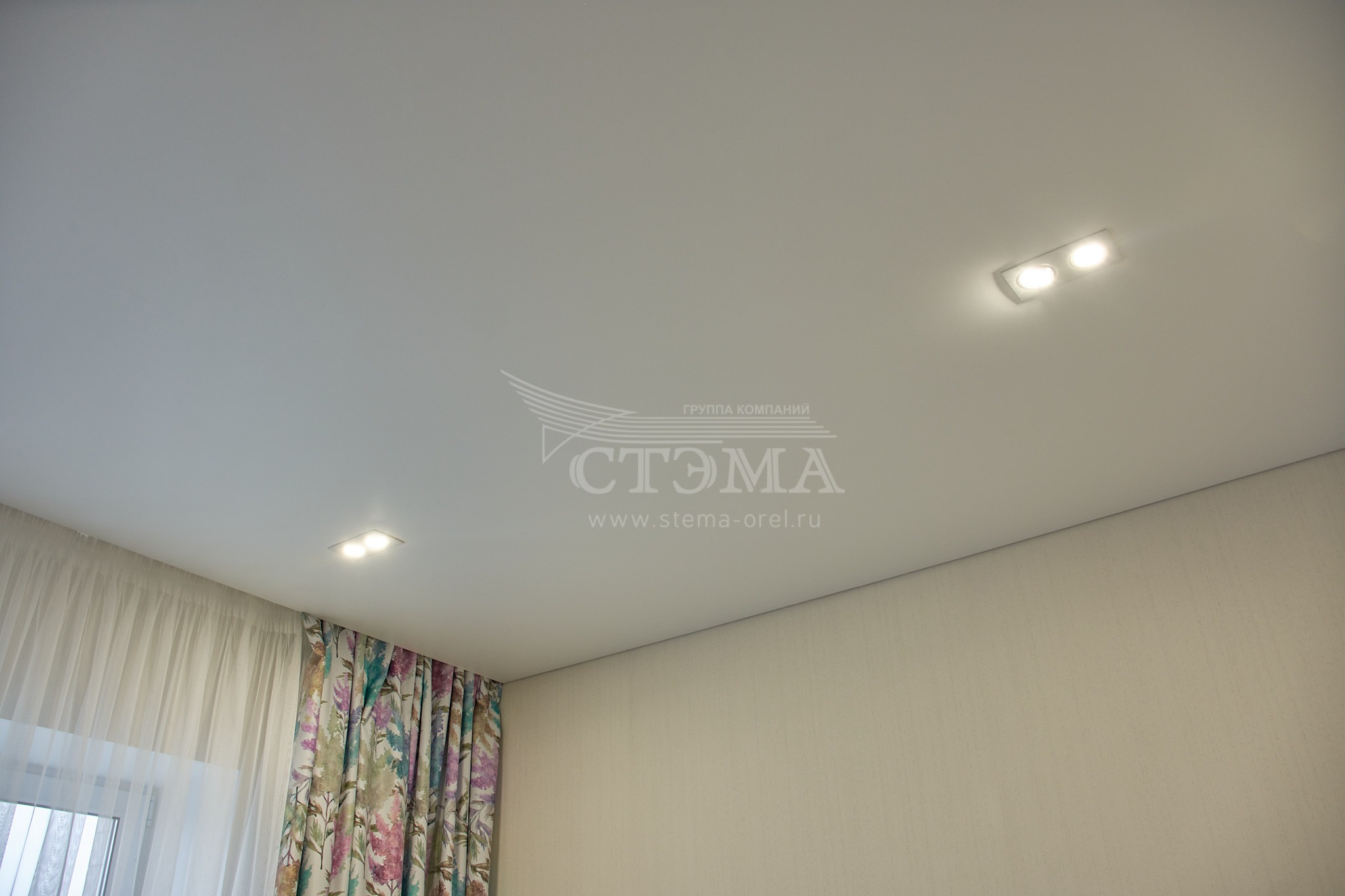 Натяжной потолок в комнату